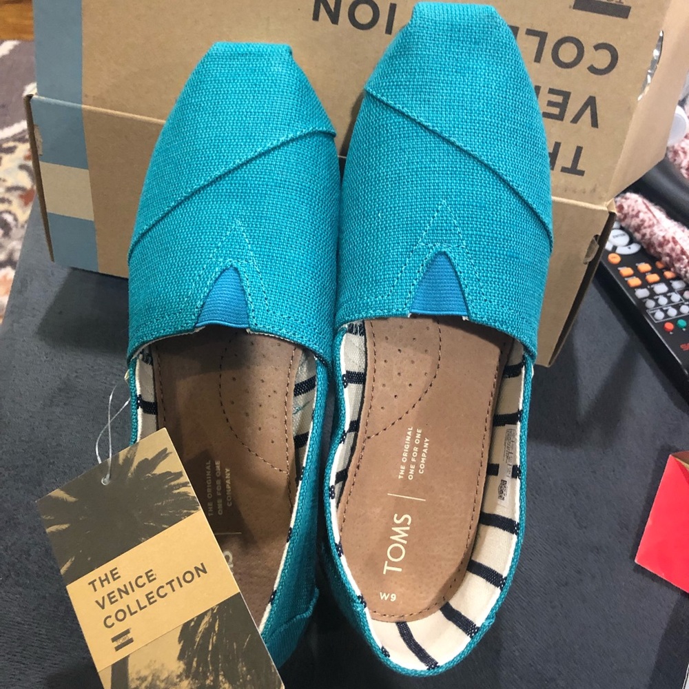 Women’s teal Toms